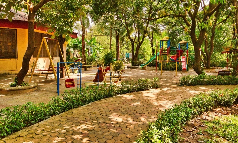 Garden Walkway with Kids Play Area