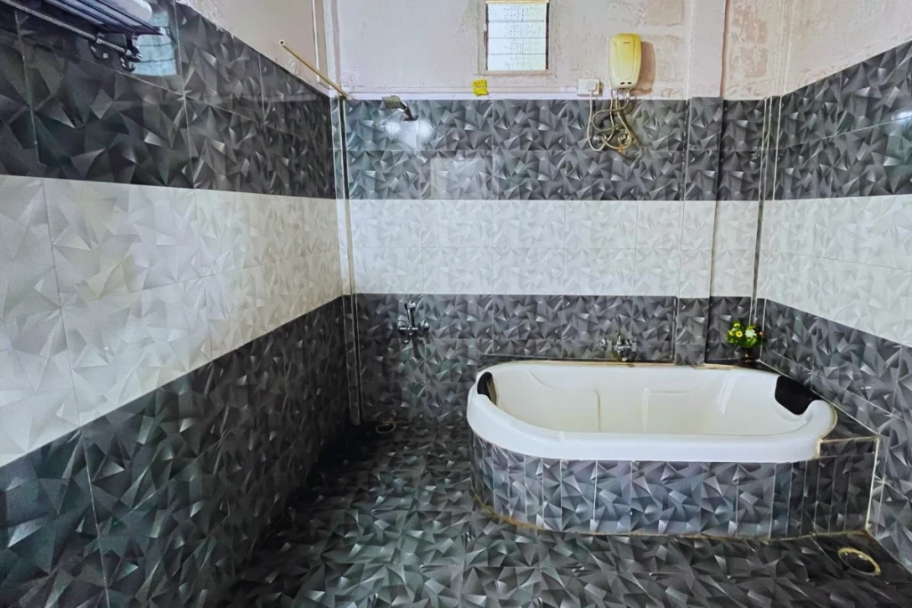 Spacious family cottages with lake views and relaxing bathtub facilities.