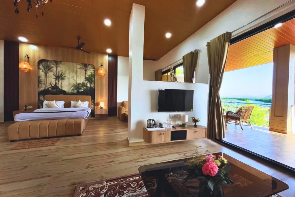 Lake View Luxury Suite BedRoom Garden View
